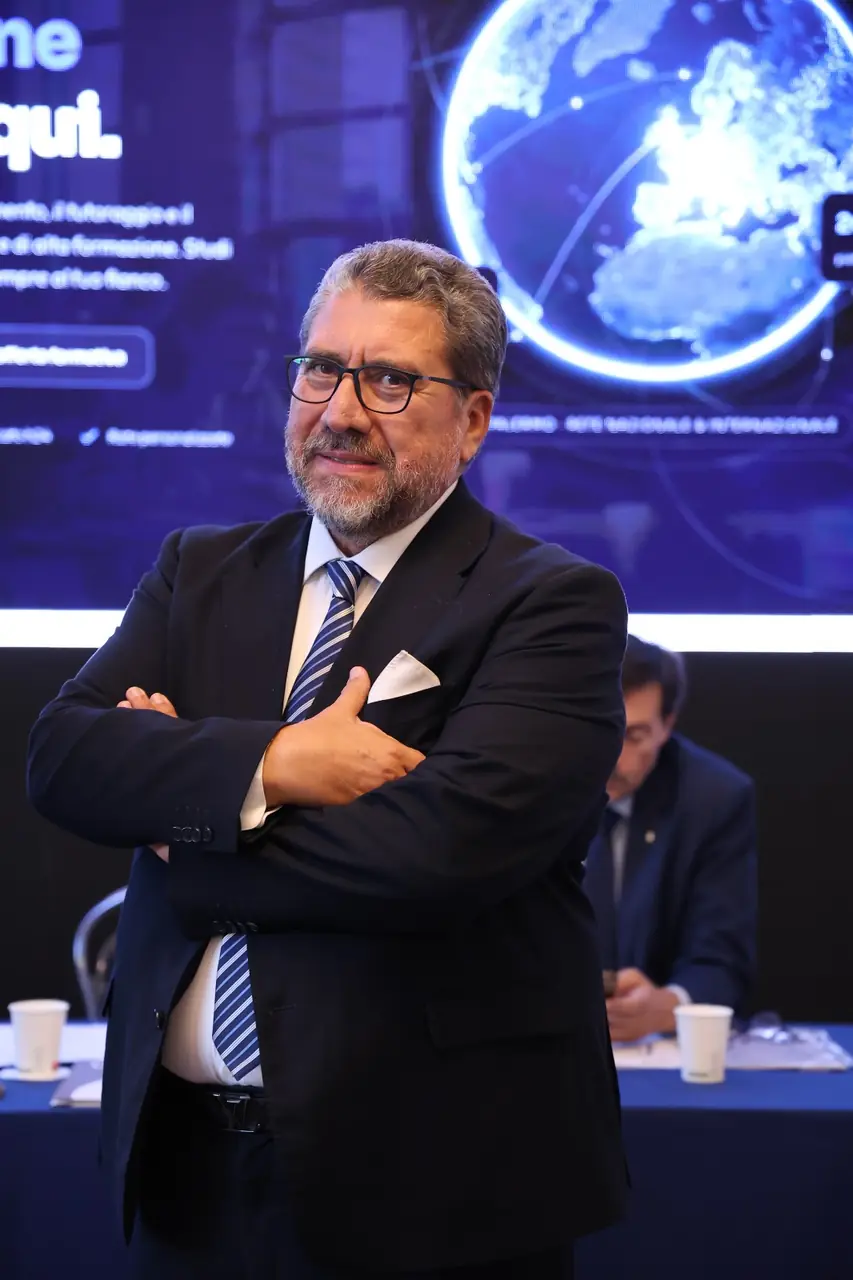 Convention UNICESD Olympo del 18 settembre 2026: calogero Di Carlo davanti allo schermo della Convention