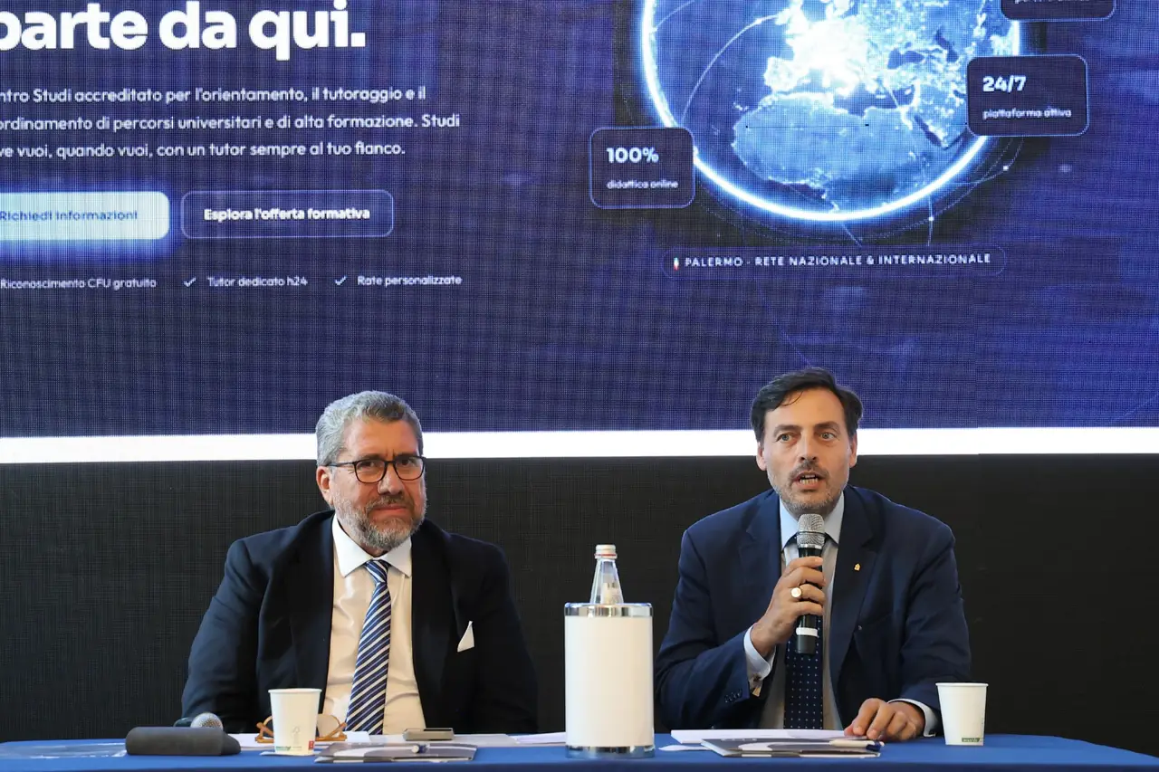 Convention UNICESD Olympo del 18 settembre 2026: il tavolo dei relatori e lo schermo UNICESD Olympo