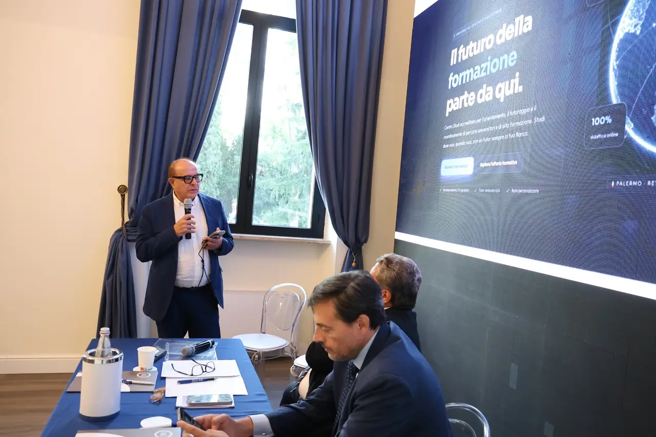 Convention UNICESD Olympo del 18 settembre 2026: il tavolo dei relatori sotto lo schermo Il futuro della formazione parte da qui